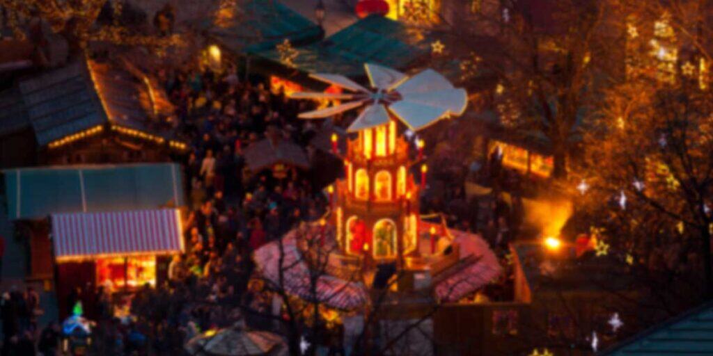 1. Elegante Escort Damen bei nächtlicher Veranstaltung auf einem festlichen Jahrmarkt, präsentierend exklusive Begleitservices.