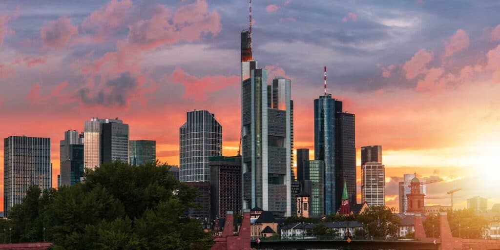 Escort Damen für erstklassigen Escort Service mit Blick auf die Skyline bei Sonnenuntergang.
