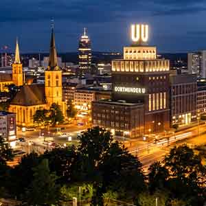 Attraktive Escort Damen in Dortmund für diskrete Begleitung und Escort Service, perfekt für anspruchsvolle Kunden, die eine unvergessliche Erfahrung suchen.