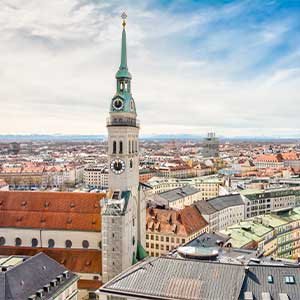 Der berühmte Hauptturm des Münchner Rathauses mit seinem markanten Glockenturm und Uhr, im Stadtzentrum von München, Deutschland.