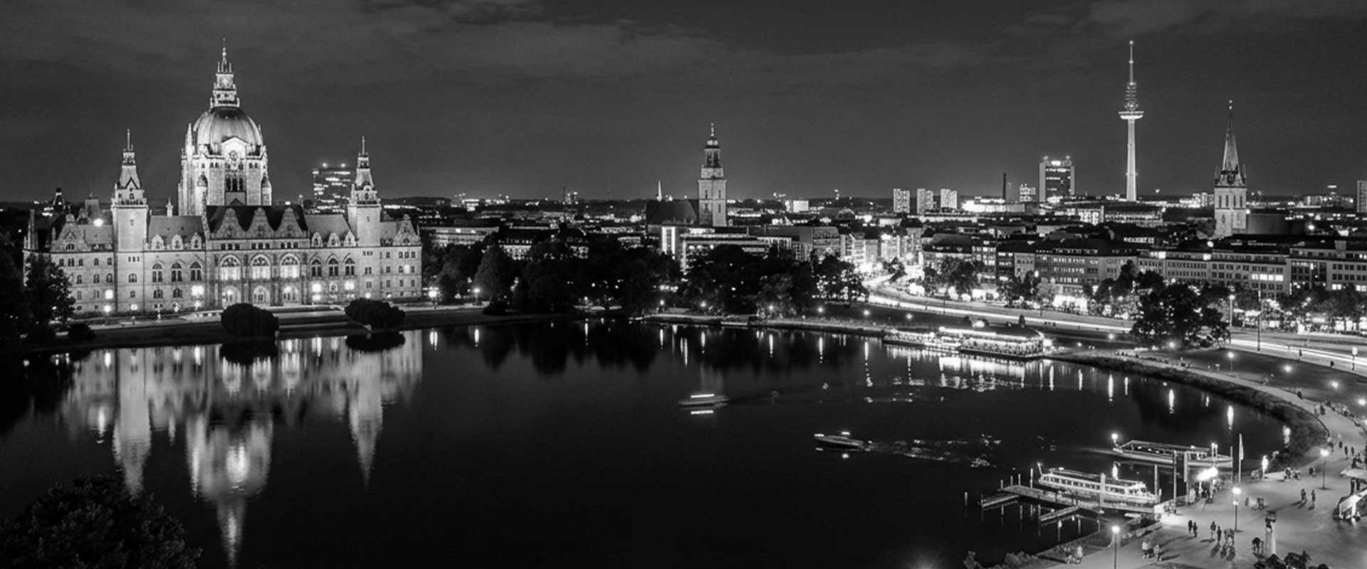 Stilvolle Escort Dame in Berlin bei Nacht, elegante Erscheinung, City-Hintergrund, professionelle Begleitung, diskret und attraktiv.