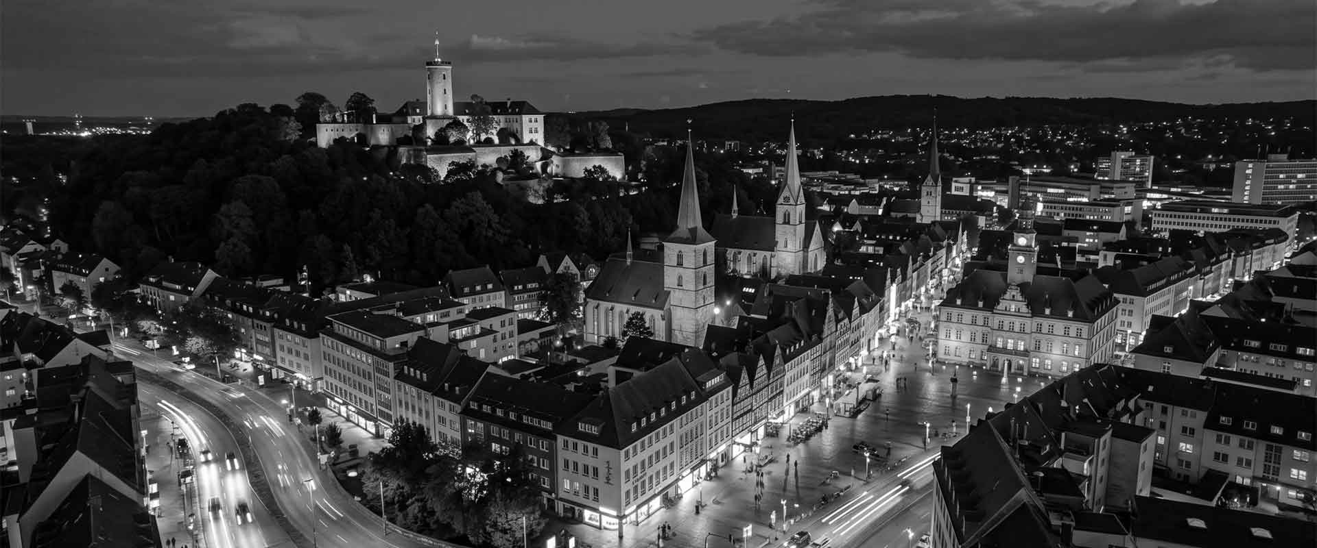 Escort Damen in stilvoller Kleidung für exklusiven Escort Service in der Stadt bei Charisma Escort.