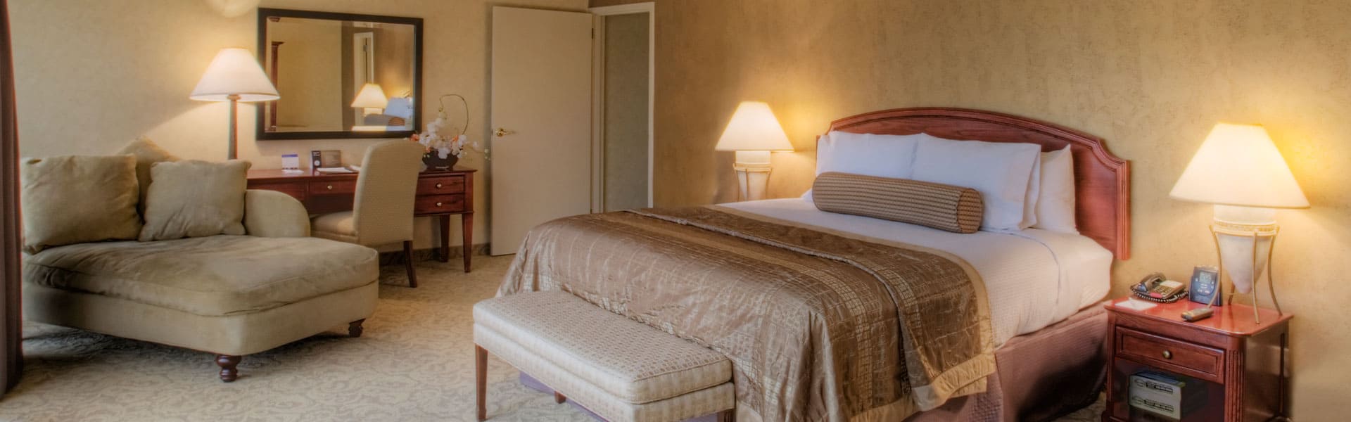 Schöne escort dame im hotelzimmer, elegantes outfit, charmant und verführerisch, romantisches ambiente, professioneller escort service, attraktiv und weiblich, exklusives hotel, sexy und elegant, luxuriöse wohnung, glamouröse dienste.