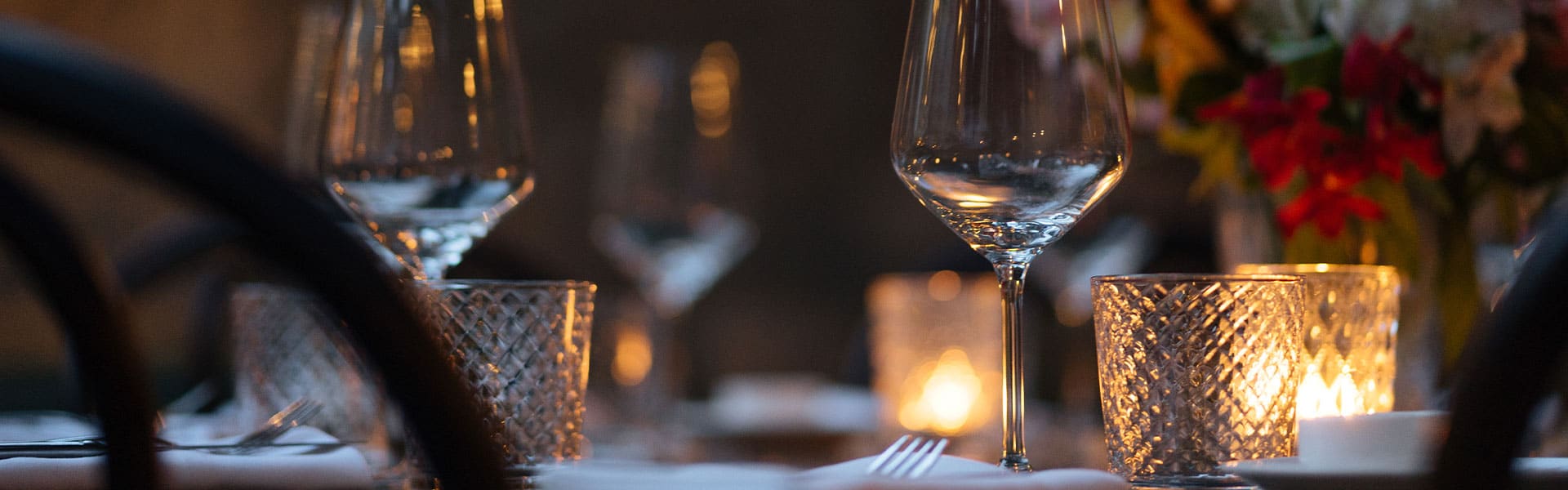 Schicke Escort Damen bei einem eleganten Dinner in einem luxuriösen Ambiente.