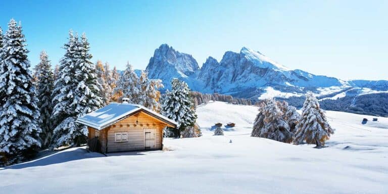 Hübsche Escort Lady im Winter in verschneiter Berglandschaft für elegante Escort Service Buchung.